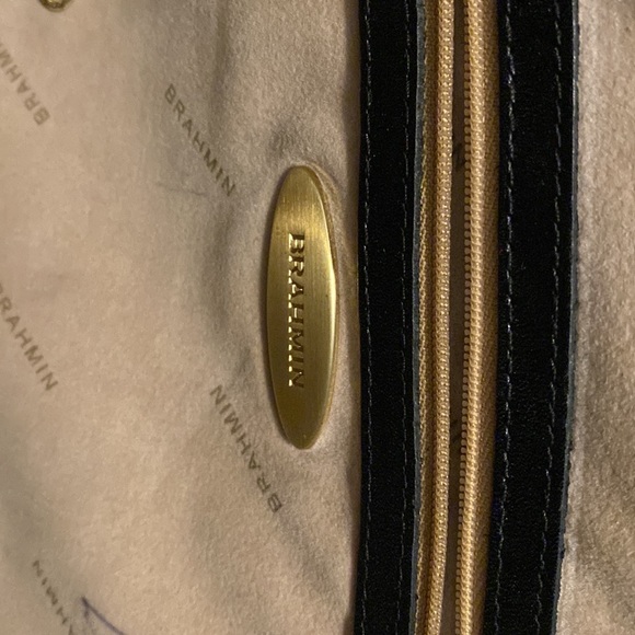 Beautiful leather Brahmin bag. Two zippers on top and 4 pockets on the inside. - Picture 5 of 10